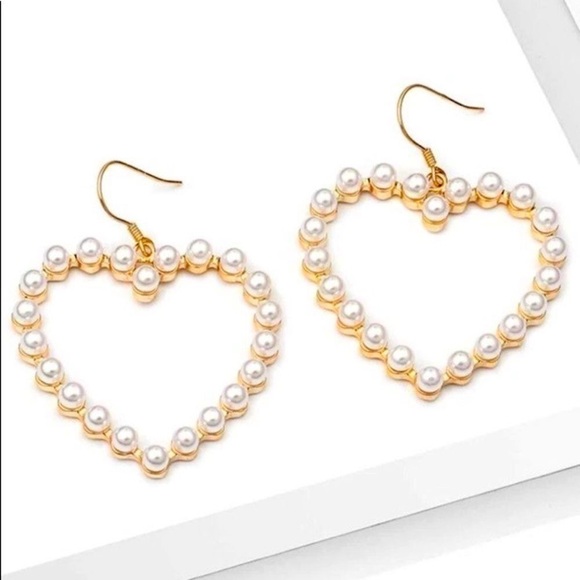 Gorgeous faux pearl heart earrings​​​​​​​​​​​​​